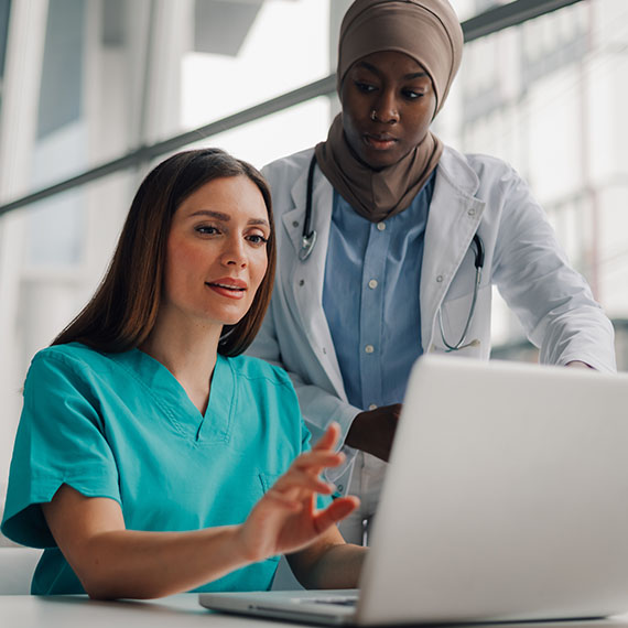 prestataires de soins de santé utilisant un ordinateur portable